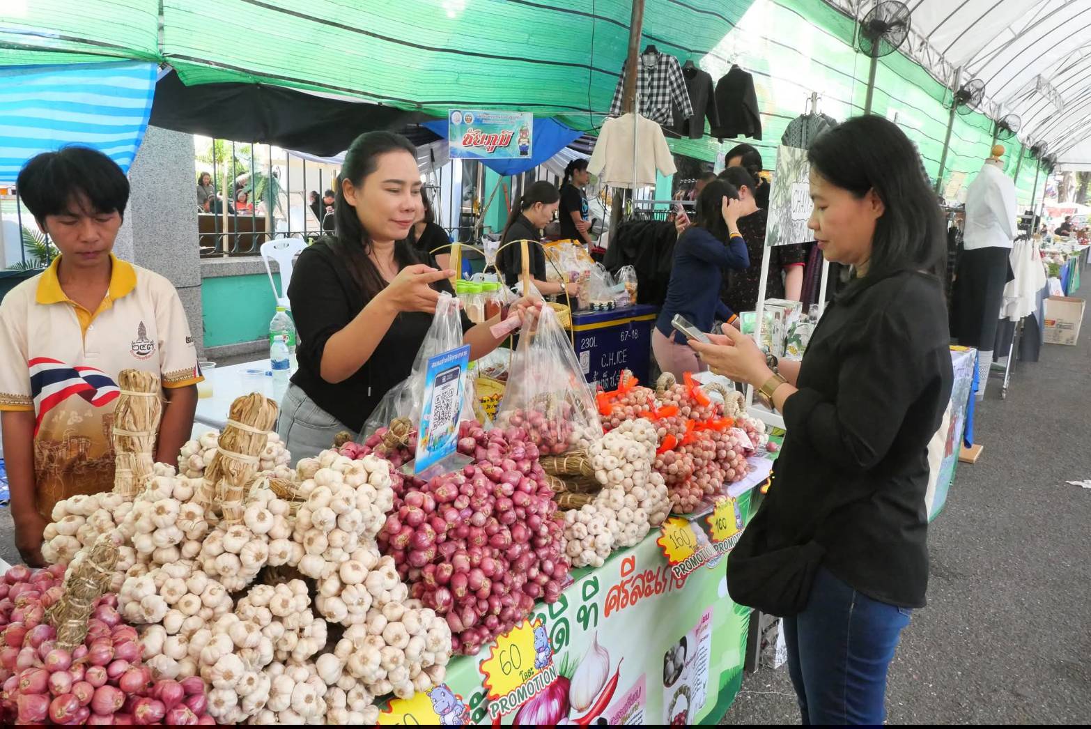 title - ภาพบรรยากาศ สินค้าดี สินค้าเด่น จากเขตปฏิรูปที่ดิน ส่งท้ายงานครบรอบ 51 ปี ส.ป.ก. ณ สำนักงานการปฏิรูปที่ดินเพื่อเกษตรกรรม 